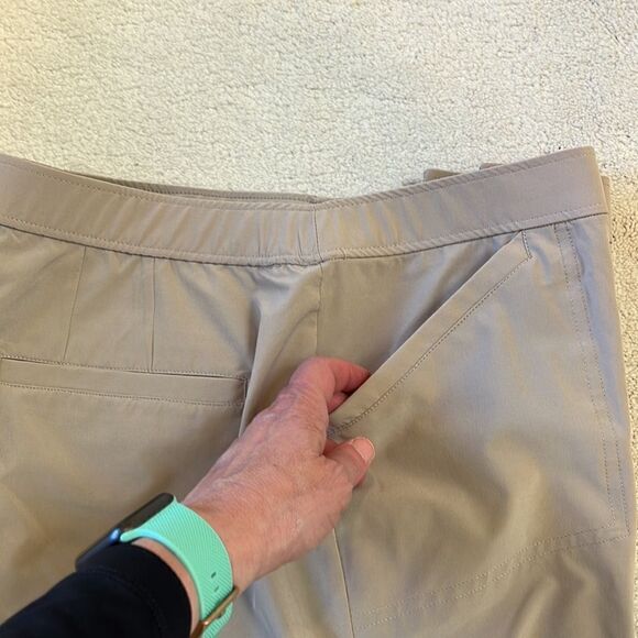 Chico’s Weekends Khaki Flat Front Crop Capri Pants Size 1 US M/8 - Picture 3 of 9
